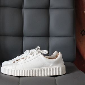 PLAIN WHITE SNEAKERS